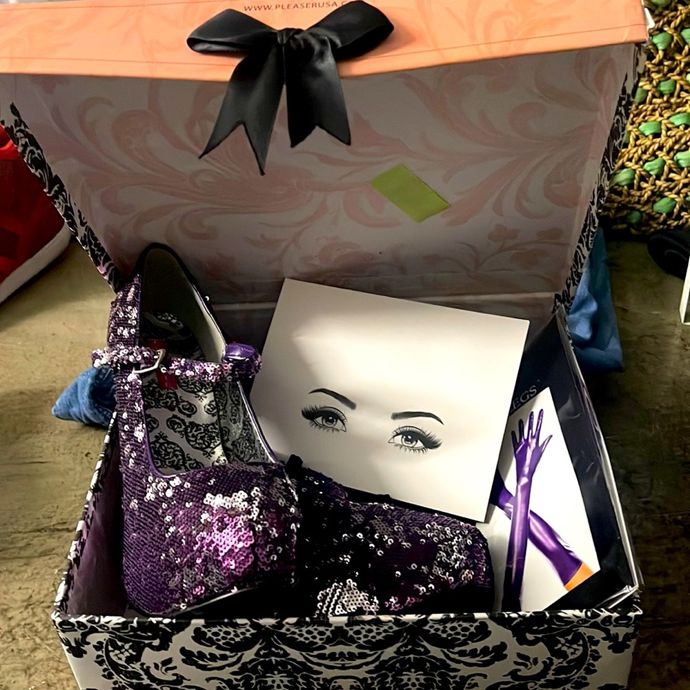 Bordello brand new kit  with heels, pantyhose,metallic gloves